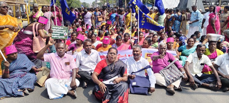 தூத்துக்குடியில், தமிழ்நாடு சத்துணவு ஊழியர் சங்கம் சார்பில் பல்வேறு கோரிக்கைகளை வழியிறுத்தி சாலை மறியல் போராட்டம்: ஆயிரக்கணக்கானோர் கைது..!