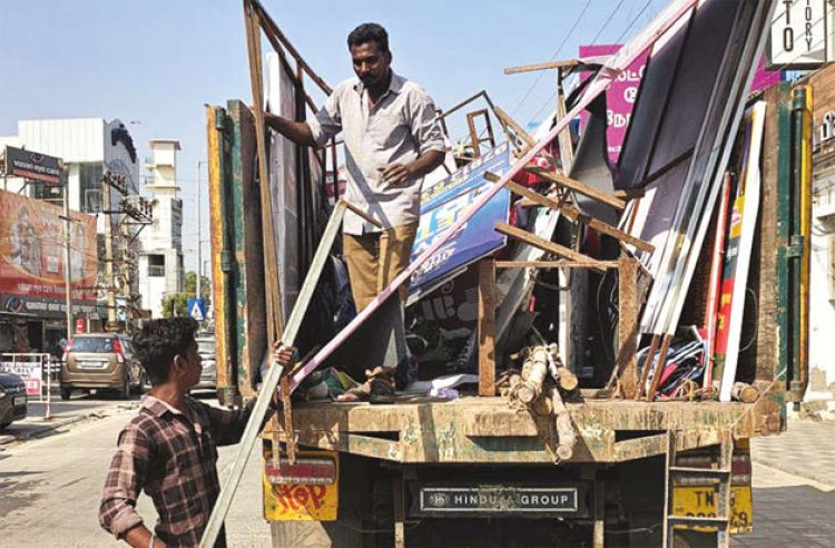 அனுமதியின்றி வைக்கப்பட்ட 52 விளம்பர பலகைகள் அகற்றம்: தூத்துக்குடி மாநகராட்சி நடவடிக்கை!!