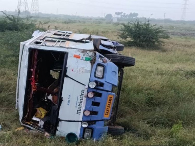 தூத்துக்குடி புதிய துறைமுகம் அருகே பக்தர்கள் வேன் கவிழ்ந்து விபத்து: 19 பேர் காயம், ஒருவர் கவலைக்கிடம்