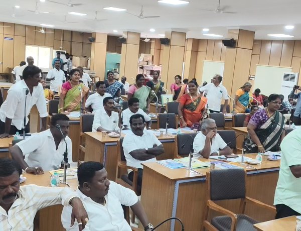 தூத்துக்குடி மாநகராட்சி கூட்டத்தில் திமுக உட்பட ஒட்டு மொத்த மாமன்ற உறுப்பினர்கள் கடும் எதிர்ப்பு: மேயர் பதில் கூறிய சில நிமிடத்தில் வெளியேறிய திமுக கவுன்சிலர்....