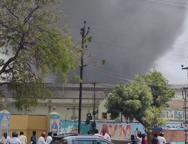 தூத்துக்குடி AVM வளாகத்தில் பெரும் தீ விபத்து – 100 டன் பஞ்சு எரிந்து சேதம், அரசு அதிகாரிகள் நேரில் ஆய்வு