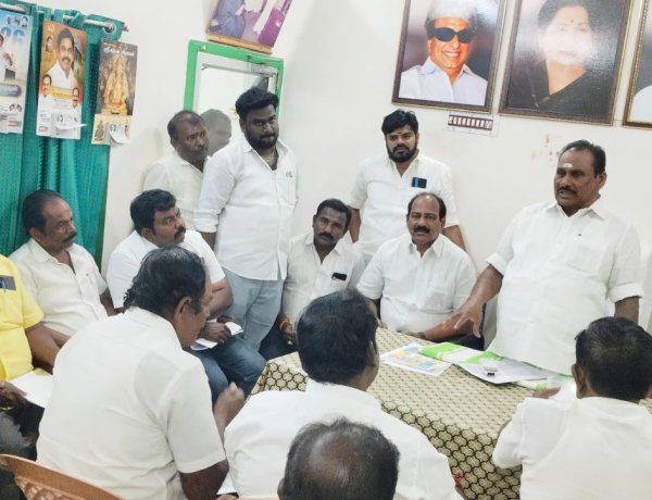 தூத்துக்குடியில் அதிமுக ஆலோசனை கூட்டம் நடைபெற்றது முன்னாள் அமைச்சா் எஸ். பி சண்முகநாதன் பங்கேற்பு