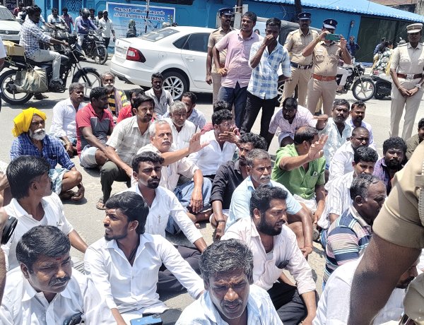 12ம் வகுப்பு மாணவி பாலியல் வன்கொடுமை செய்து கொலை.?: தூத்துக்குடி VVD சிக்னலில் உறவினர்கள் சாலை மறியல் – போலீசாருடன் தள்ளுமுள்ளு, பரபரப்பு