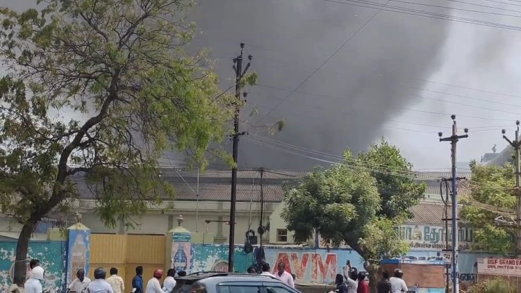 தூத்துக்குடி AVM வளாகத்தில் பெரும் தீ விபத்து – 100 டன் பஞ்சு எரிந்து சேதம், அரசு அதிகாரிகள் நேரில் ஆய்வு