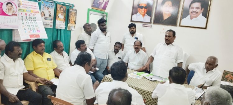 தூத்துக்குடியில் அதிமுக ஆலோசனை கூட்டம் நடைபெற்றது முன்னாள் அமைச்சா் எஸ். பி சண்முகநாதன் பங்கேற்பு