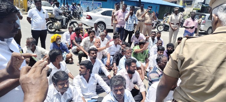 12ம் வகுப்பு மாணவி பாலியல் வன்கொடுமை செய்து கொலை.?: தூத்துக்குடி VVD சிக்னலில் உறவினர்கள் சாலை மறியல் – போலீசாருடன் தள்ளுமுள்ளு, பரபரப்பு