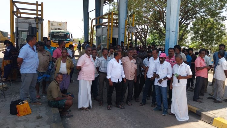 தூத்துக்குடி டோல்கேட் பரபரப்பு! லாரிகள் முற்றுகை – போக்குவரத்து பாதிப்பு