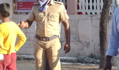 தூத்துக்குடியில் பரபரப்பு… வாக்குச்சாவடி அருகே முகம் மறைத்த காவலர்! மக்கள் அதிர்ச்சி!