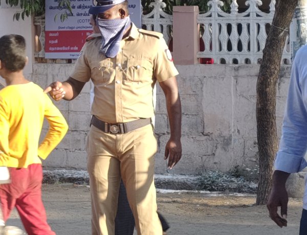 தூத்துக்குடியில் பரபரப்பு… வாக்குச்சாவடி அருகே முகம் மறைத்த காவலர்! மக்கள் அதிர்ச்சி!