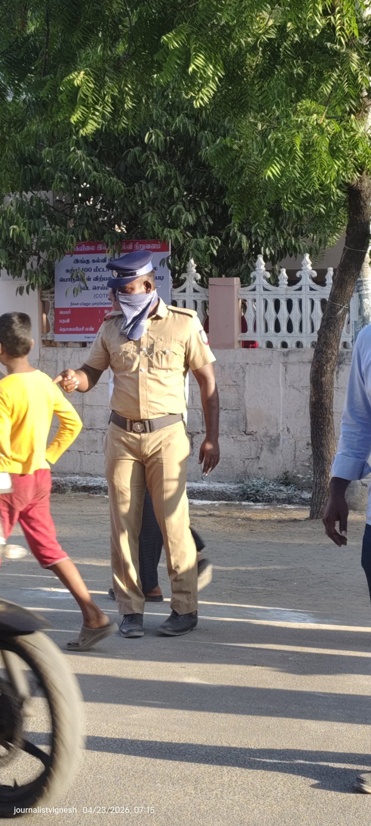 தூத்துக்குடியில் பரபரப்பு… வாக்குச்சாவடி அருகே முகம் மறைத்த காவலர்! மக்கள் அதிர்ச்சி!