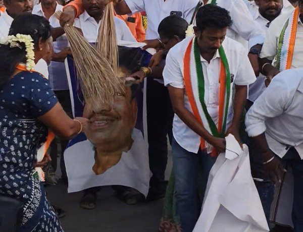 அனிதா ஆர் ராதாகிருஷ்ணன் படத்தை செருப்பால் அடித்து காங்கிரஸ் போராட்டம்! தூத்துக்குடியில் பரபரப்பு… அண்ணாநகரில் அதிரடி கண்டன ஆர்ப்பாட்டம்