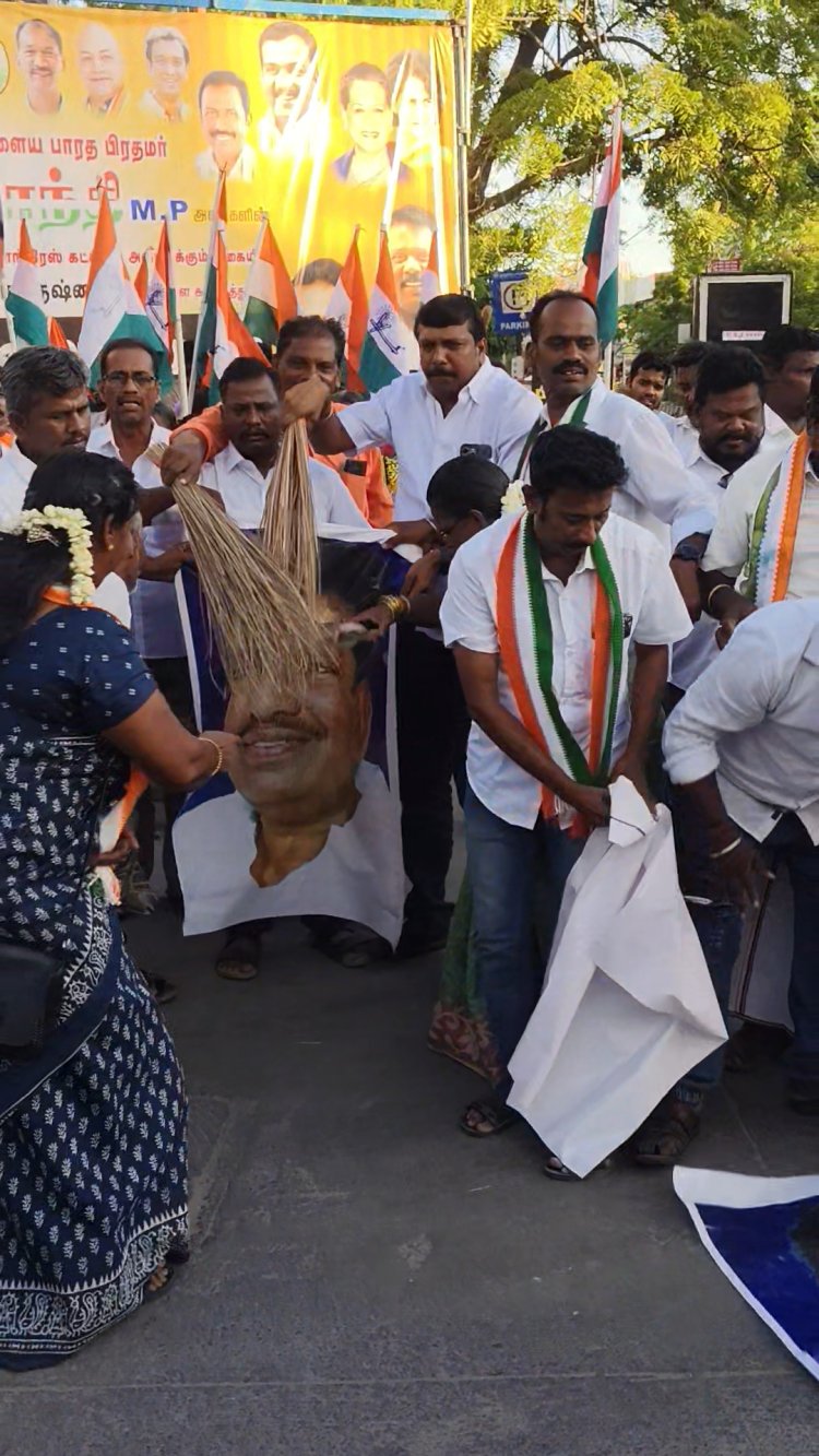 அனிதா ஆர் ராதாகிருஷ்ணன் படத்தை செருப்பால் அடித்து காங்கிரஸ் போராட்டம்! தூத்துக்குடியில் பரபரப்பு… அண்ணாநகரில் அதிரடி கண்டன ஆர்ப்பாட்டம்