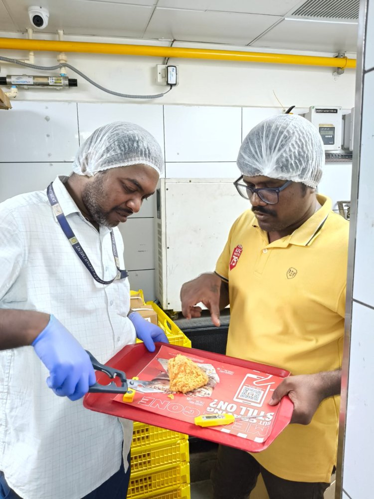 KFC சிக்கன் புகார் எதிரொலி! தூத்துக்குடி உணவு பாதுகாப்புத்துறை திடீர் ஆய்வு... உணவகம் தொடர் கண்காணிப்பில் வைக்க முடிவு!