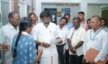தூத்துக்குடியில் கூட்டுறவுத் துறையின் செயல்பாடுகள் குறித்து அமைச்சர் வி.காந்திராஜ் ஆய்வு