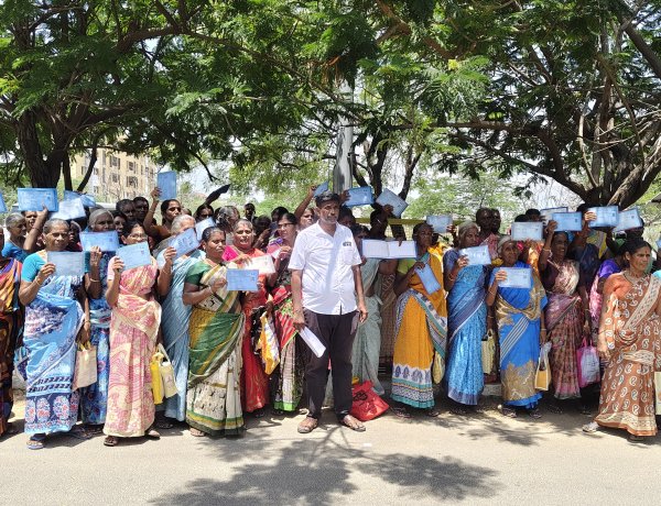 வேலை கேட்டு ஆட்சியர் அலுவலகத்தை முற்றுகையிட்ட பெண்கள்! தூத்துக்குடியில் 100-க்கும் மேற்பட்ட கிராமப்புற பெண்கள் போராட்டம்