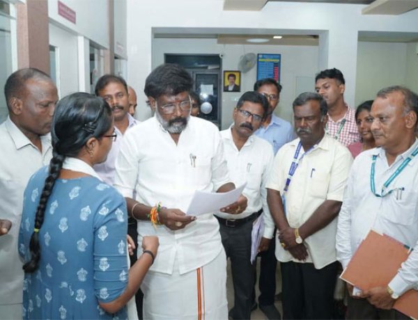 தூத்துக்குடியில் கூட்டுறவுத் துறையின் செயல்பாடுகள் குறித்து அமைச்சர் வி.காந்திராஜ் ஆய்வு