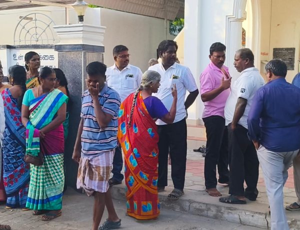 தூத்துக்குடி CSI ஆலயத்தில் பரபரப்பு: குருவை மாற்றக் கோரி ஆராதனையின்போது பெண்கள், ஆண்கள் முற்றுகை போராட்டம்