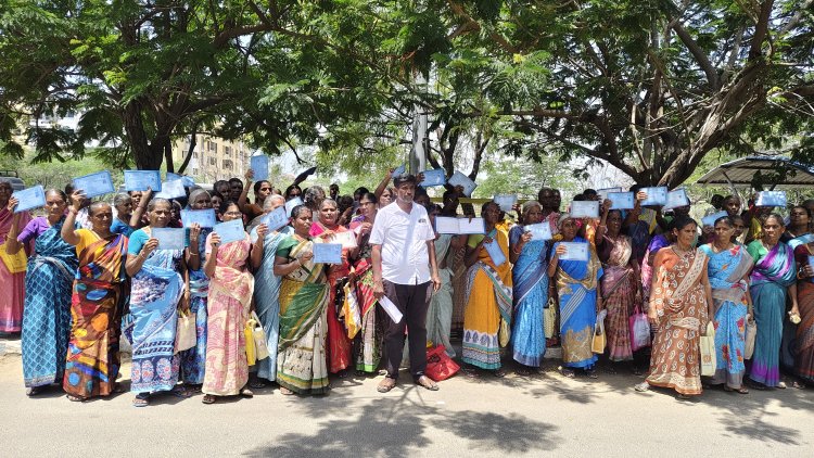 வேலை கேட்டு ஆட்சியர் அலுவலகத்தை முற்றுகையிட்ட பெண்கள்! தூத்துக்குடியில் 100-க்கும் மேற்பட்ட கிராமப்புற பெண்கள் போராட்டம்