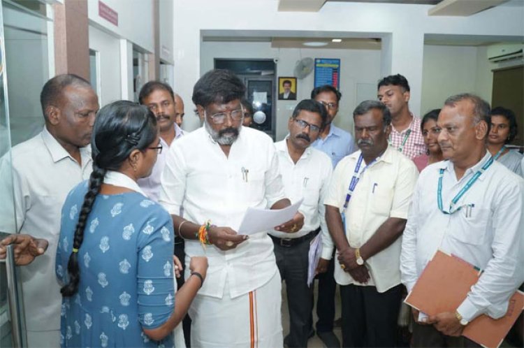 தூத்துக்குடியில் கூட்டுறவுத் துறையின் செயல்பாடுகள் குறித்து அமைச்சர் வி.காந்திராஜ் ஆய்வு