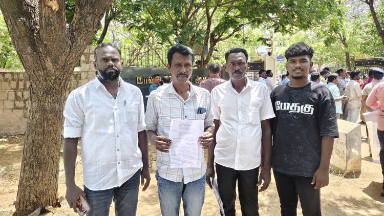 3 கி.மீ. நடந்து செல்லும் மாணவியர்... பாதுகாப்பு கேள்விக்குறி... சமூக நல விடுதி முன்பு பேருந்து நிறுத்தம் அமைக்க கோரி ஆட்சியரிடம் மனு!