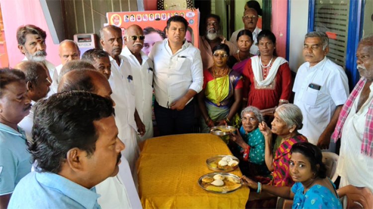 ராகுல் காந்தி பிறந்தநாள்: தூத்துக்குடி முதியோர் இல்லத்தில் காலை உணவு வழங்கிய காங்கிரஸ் நிர்வாகிகள்