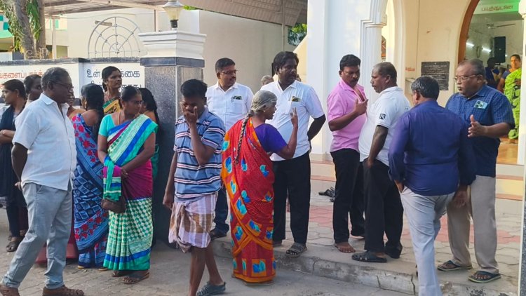 தூத்துக்குடி CSI ஆலயத்தில் பரபரப்பு: குருவை மாற்றக் கோரி ஆராதனையின்போது பெண்கள், ஆண்கள் முற்றுகை போராட்டம்