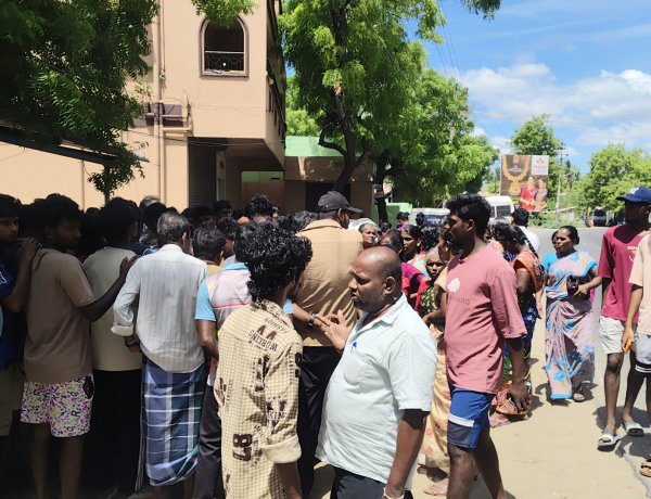 பழையகாயல் அருகே டிராக்டர் மோதி படுகாயம் அடைந்த இளைஞர் உயிரிழப்பு... உடலை வாங்க மறுத்து உறவினர்கள் போராட்டம்!