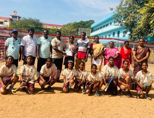 மாவட்ட பூப்பந்தாட்ட போட்டிக்கு ஹோலிகிராஸ் ஆங்கிலோ இந்தியன் பள்ளி மாணவிகள் தகுதி