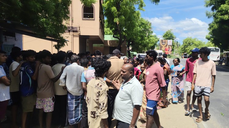 பழையகாயல் அருகே டிராக்டர் மோதி படுகாயம் அடைந்த இளைஞர் உயிரிழப்பு... உடலை வாங்க மறுத்து உறவினர்கள் போராட்டம்!
