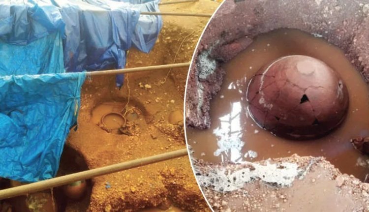 ஆதிச்சநல்லூரில் மழை பாதிப்பு: தண்ணீரில் மூழ்கிய முதுமக்கள் தாழிகள்